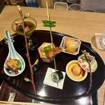 御幸町 田がわ - 桜の八寸〜もずく　フルーツトマト　胡瓜とホタルイカの酢味噌掛け　そら豆と鯛の子　鯛の白子の春巻き　粟麩　アスパラ　寿司