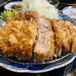 とんかつ肉料理 吉岡 - 宮崎県都城市「はざま牧場』で飼育されているきなこ豚。
      餌にきなこを配合して大切に育てられたきなこ豚の美味しさの特徴は「柔らかさと甘み』。
      塩で食べるのがオススメ♪
      極ウマ♡