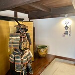 とんかつ肉料理 吉岡 - 早速、噂の『新入社員』がお出迎え...ぇ？
      名前は...「カッチュウくん」って言うんだそう。
      女将さん...一体何を目指してんのん┐(´д｀)┌ww
      ンにしても、いくら払ったんだろ？？w
      立派すぎる！