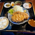とんかつ肉料理 吉岡 - ★きなこ豚厚切りロースカツ御膳
      御膳メニューには、
      九州産特選黒毛和牛ローストビーフ・ご飯・赤だし・香物・コーヒーが付いてる。
      ご飯・赤だしはおかわりOK♪