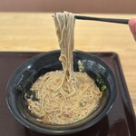 243465658 - そばは少し緩く、柔めな食感。以前食べた時はそばも冷えていて、喉越しも良かった気がします。