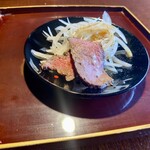 とんかつ肉料理 吉岡 - 御膳メニュー全てに付いてくる、
      九州産特選黒毛和牛ローストビーフ。
      柔らかく噛む度に旨みが広がる究極の赤身！
      バリウマ♡