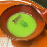 赤坂 菊乃井 - 【留椀】
      うすい豆すり流し　長芋真丈　木の芽