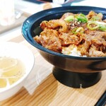 牛角 焼肉食堂 - 焼肉で人気の牛カルビを白飯に乗せた牛カルビ丼。あっさりスープ付き。