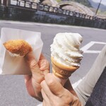 藤本商店 - レンコンコロッケ２００円とプレミアルソフト３５０円