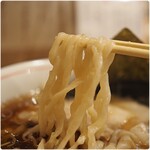 別邸 三く 中華き蕎麦 萃 - 平打ち状の麺です