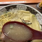 ラーメン凪 - スープはとても飲みやすく、これは完飲まっしぐらだわ…