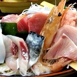 KANESEI - イカ、スズキ、〆鯖、エビ、ぶり、サーモン、マグロ、ネギトロ、タチウオ、玉子焼きの10種類盛りが豪華な舟盛り♪