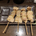 くつろぎダイニング 桃源郷 - 左から豚串、鳥串　しお　　美味しくて一口食べてしまいました