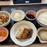Ootoya - ほっけ炭火焼きとほっけ炭火焼きの朝定食800円(わかめ味噌汁付き)