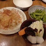 Hanamatsuri - お通し、オニオンスライス、茶豆