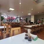 レストランサンライフ - 店内は白いジプトーンの天井、白壁、橙色のビニールシートの床、食堂の雰囲気ですがクリンリネスは行き届いて清潔感があります
お席はテーブル12席×3卓、テーブル8席×2卓、テーブル4席×6卓の合計76席
