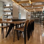 カマキリコーヒー 高砂 - 奥から入り口を見た感じ