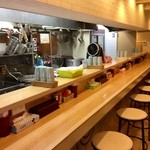 台風ギャング - 清潔感溢れるシンプルな店内です。