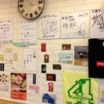 台風ギャング - 店内にはたくさんサインが飾られています。