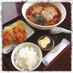 きらく - サービスAセット。ラーメンにヒレカツほか、¥850。