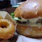 ビッツ -  カマンベールチーズバーガー＆オニオンリング