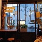 AMBER DROP COFFEE ROASTERS - 店内から外を見るとこのような感じです。行った日はあいにくの雨でした。