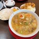 243484213 - 【2023年12月】スジラーメン（＋からあげ2個、ごはん）＠1,630円、提供時。