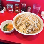 ラーメン千乃介 - 中ラーメン（ニンニク）とスキヤキ生たまご