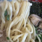 ラーメン山岡家 - 麺の硬さは普通でお願いしました。中太平打ち麵でつるつるした食感です。