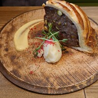 レ・ピコロ - 鹿肉とピスタチオのパイ包み焼き、マスタード