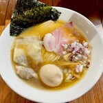 麺楽 軽波氏 - 「味玉強煮干し鶏醤油(1100円)+マトンわんたん(2ヶ)(200円)」です