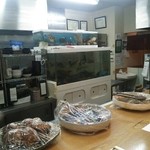 居酒屋 らくがき - カウンター越しの水槽