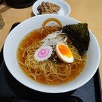 めん吉 - めん吉ラーメン（500円）。やさしい醤油スープにチュルチュルな麺。ひき肉とあえた高菜とごま油が香る白髪ネギがいい感じ。味玉もトロ～り