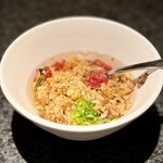 大淀河畔 みやちく - ガーリックライスにカリカリ梅と出汁を加えてお茶漬けに。