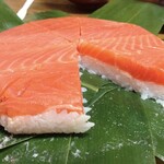 扇一 ます寿し本舗 - 厚みのある鱒寿司は絶品