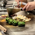 大淀河畔 みやちく - 野菜を調理中。