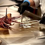 大淀河畔 みやちく - 伊勢海老を調理中。