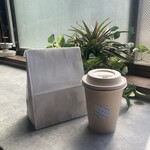 coffee&gallery zawa zawa - 左　プレーンと塩チョコのスコーンが入っています　右　ホットコーヒー（ブラジルアロマショコラ）