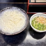 釜揚げうどん 戸隠 - 釜揚げうどん卵入り 〜 少し斜めの俯瞰。