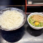 Kamaage Udon Togakushi - 釜揚げうどん卵入り 〜 卵を追加して少し斜めの俯瞰で。