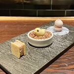 YAKITORI 燃 es - ☆ アミューズ
            □ 苺のメレンゲとフォアグラのテリーヌ
            □ スモークチキンのビスケット
            □ サブレに挟んだ鶏のパテ