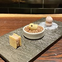 YAKITORI 燃 es - ☆ アミューズ
                □ 苺のメレンゲとフォアグラのテリーヌ
                □ スモークチキンのビスケット
                □ サブレに挟んだ鶏のパテ
