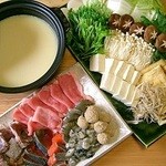 Kadowaki - 十八番（おはこ）鍋…4,000円（税別）　白味噌+豆乳の特製だし仕立て。鮮な魚介類、自家製鶏団子、豚肉、鶏肉、たっぷり盛り込んだ野菜・・・。濃厚、かつまろやかで、二度、三度食べたくなるお味です。（※十八番鍋4,000円　（税別）　は、お鍋のみのお値段です。）