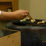 Kyou Shizuku - 七輪で揚げ物を焼く