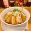 らーめん工房りょう花 - 待つこと５分、ラーメンが目の前に置かれる。 琥珀色のスープは熱々で、特製鶏油が光を放っている。