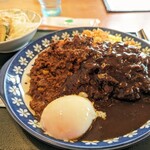 くいしん坊 - ハーフ＆ハーフのとんかつカレーに、温泉玉子トッピング