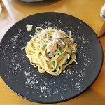 24::7 cafe apartment - サーモンと舞茸のクリームパスタ