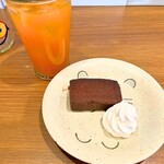 cafeご飯 use - ケーキセット(380円)チョコレートケーキとピングレ