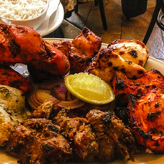 A restaurant where you can enjoy authentic dishes such as tandoori chicken and Gyoza / Dumpling