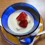 エラルテ - ホワイトチョコの冷たいソースです。いちごとリンゴとバナナがゴロゴロ入ってます。甘さ控えめで、食感が色々味わえて面白いデザートです。