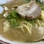 江ちゃんラーメン - 左に沈んでるのがクラッシュ大蒜