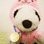 うさぎとぼく - このコインにブルーのリボンをつけて首にかけると・・・
      ちびつぬ「ほらー、金メダルよ～」
      ソチオリンピック、いっぱいメダルがとれるといいね！！
      