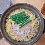 鍋焼きラーメン千秋 - ネギ、竹輪、そして親鶏と生卵が。