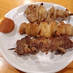 炭火家 鳥壺 - 上から　鶏皮　ぼんじり　ハツモト